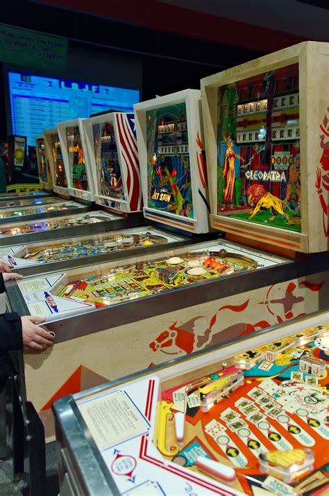 FLICK THE FLIPPERS FOR FREE SPINS .